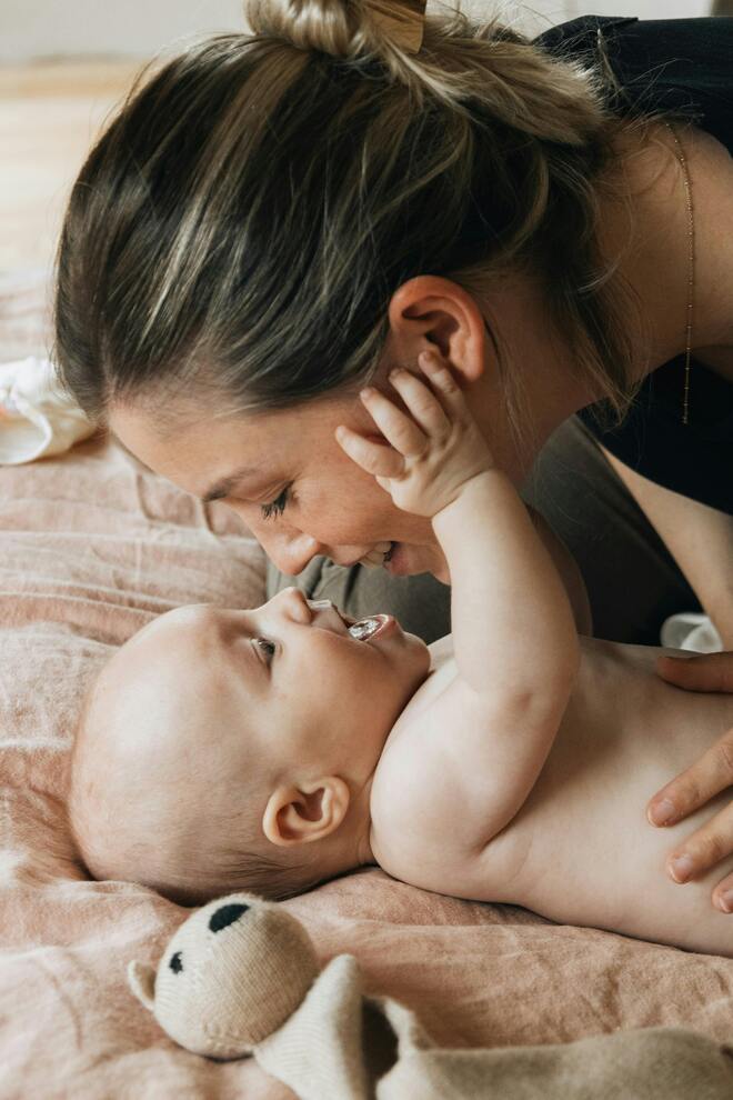 Grandmother and grandchild using MamaPapa